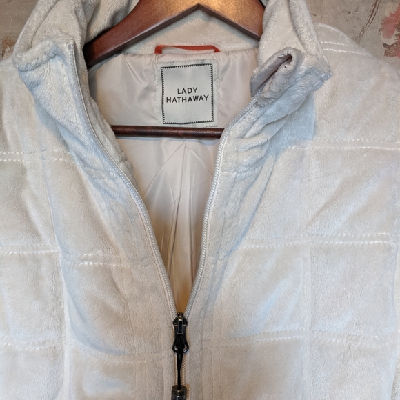 Lady Hathaway soft puff vest.  Lg - Picture 2 of 5